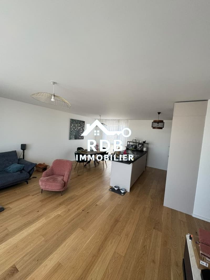 Appartement de 4 pièces au 2ème étage situé à Troinex 1256 (2)