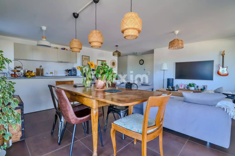 Exclusivité ! Vivez dans un village & confort :Appartement avec grande terrasse (2)