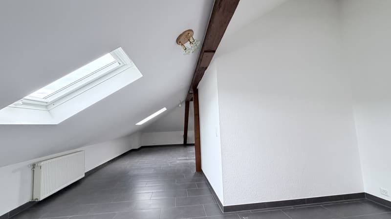 Superbe loft en attique de 52 m² avec poutres apparentes - Orbe (3)
