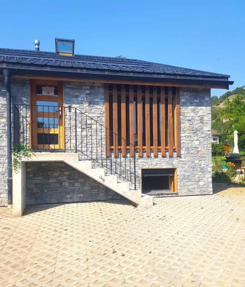 CHARMANTE MAISON VILLAGEOISE NEUVE ET ÉCOLOGIQUE, AVEC JARDIN ET PARKINGS (3)