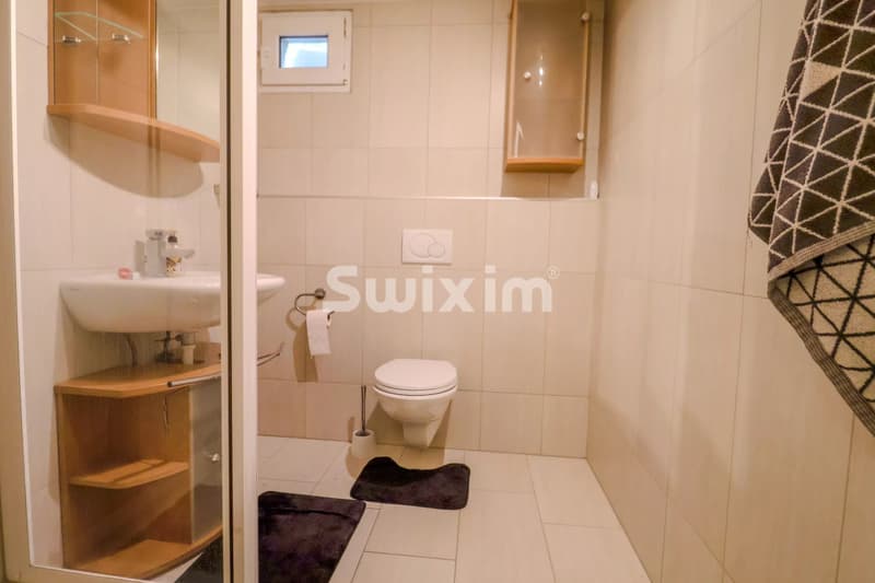 Toilettes modernes dans une salle de bain lumineuse.