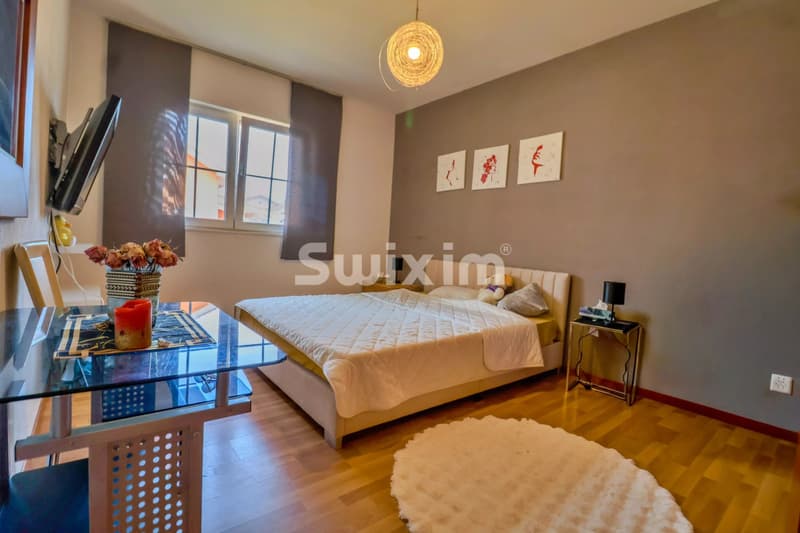 Chambre lumineuse avec un lit confortable et une décoration moderne.