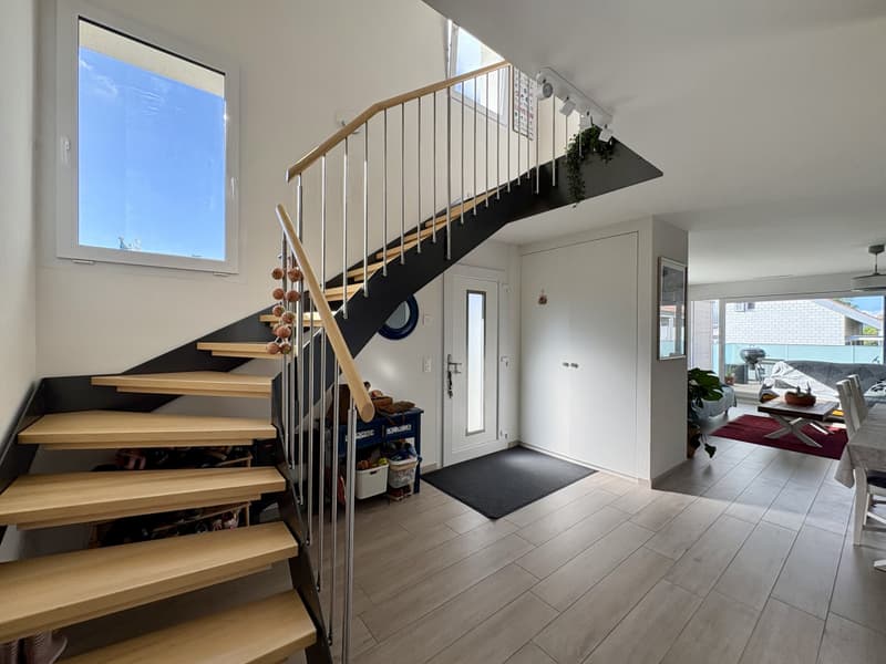 Lumineux récent duplex 4,5p au centre de Genolier Terrasse 2 places de parking (8)