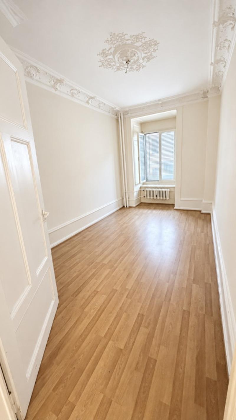 3 pièces rénové avec cachet - moulures, parquet - La Chaux-de-Fonds (8)
