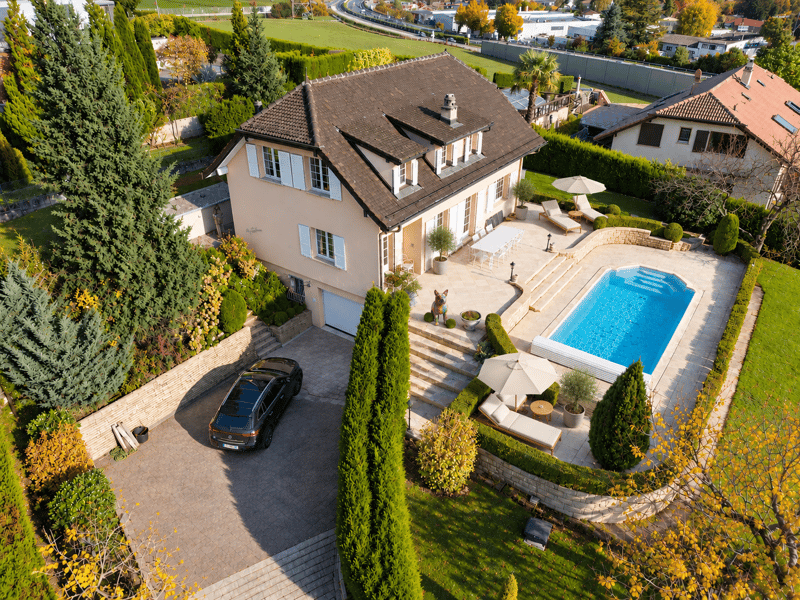 villa ext avec des transats.png