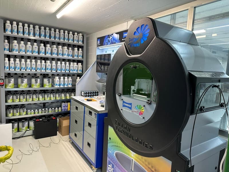 Atelier de peinture et de carrosserie pour voitures entièrement équipé avec 30 places de parking à Uetendorf (2)