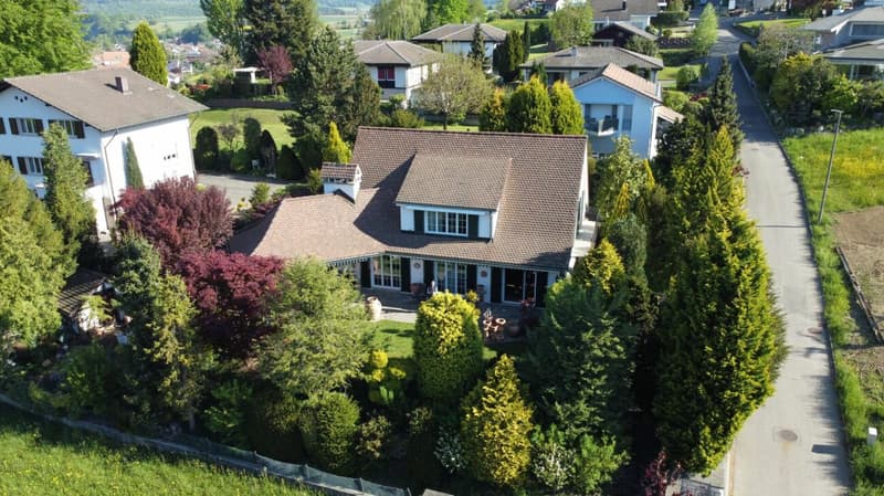7 1/2 Zimmer-Landhaus mit über 1'000 m2 Grundstück und Fernsicht / Unique Country-Style Villa (1)