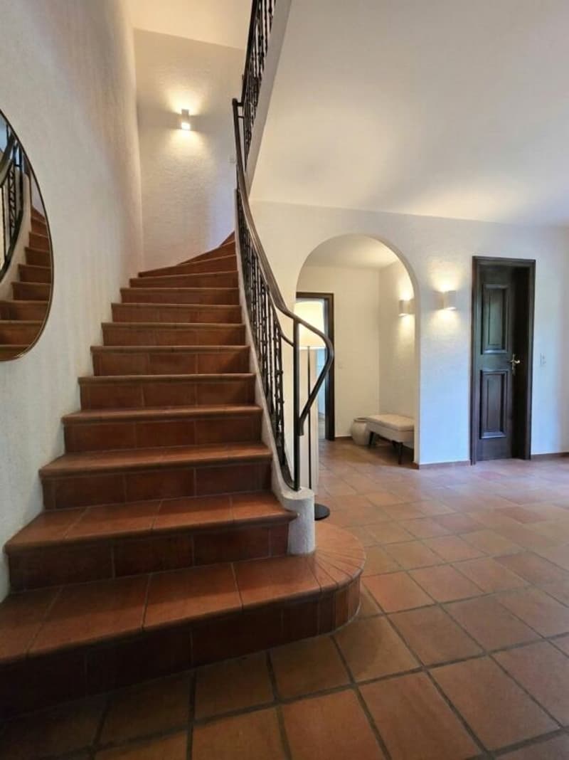 Elegantes 7 1/2 Zimmer-Landhaus mit viel Umschwung und Fernsicht / Unique Country-Style Villa (4)