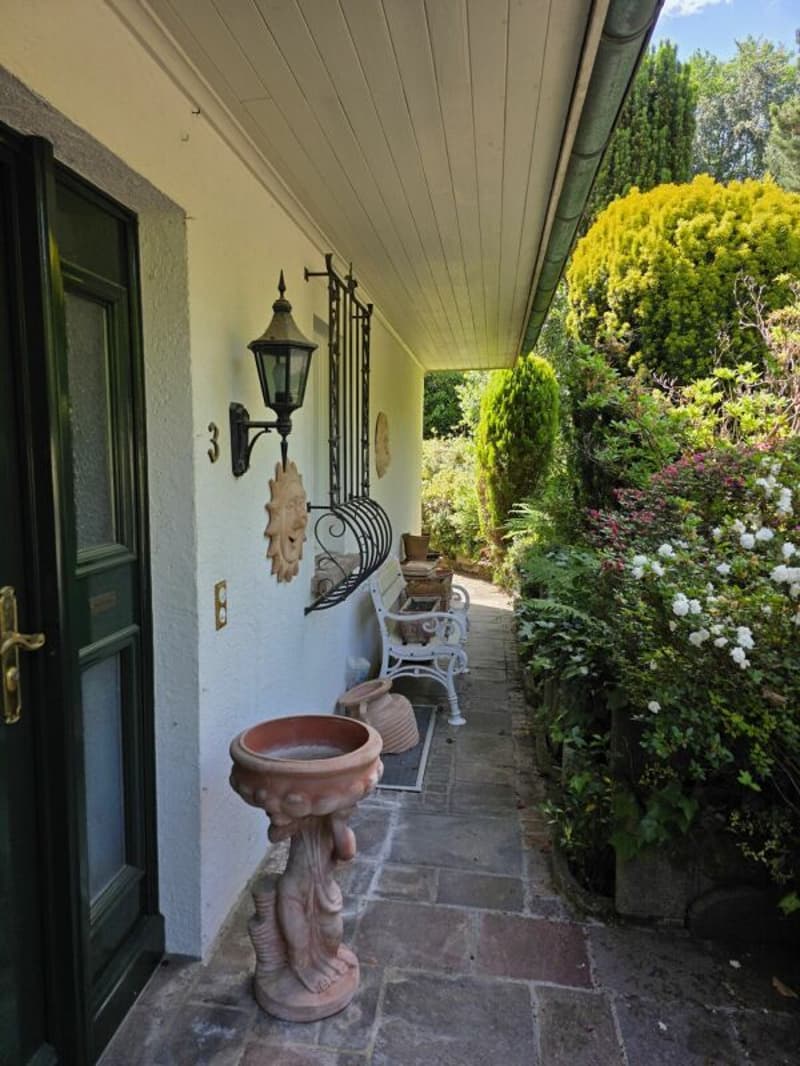 Elegantes 7 1/2 Zimmer-Landhaus mit viel Umschwung und Fernsicht / Unique Country-Style Villa (2)