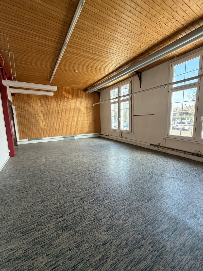 empty room, wooden wall, gray floor, white ceiling, windows
