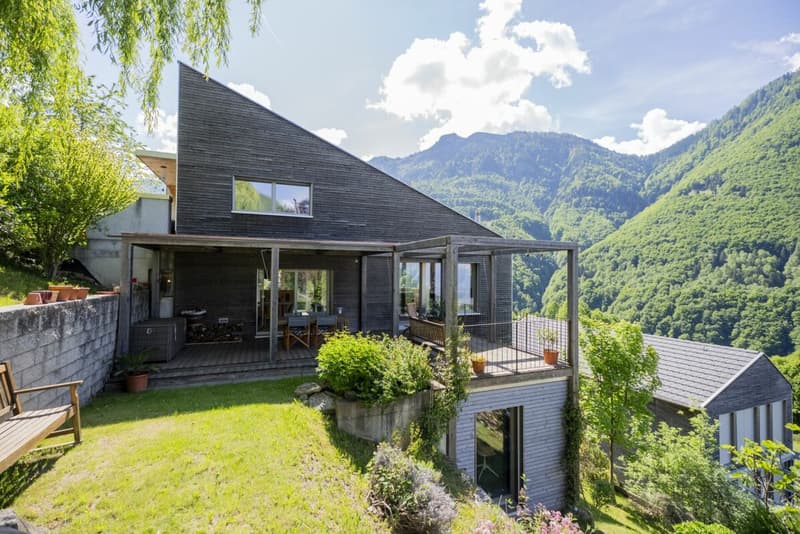 Villa de design dans le vert avec vue à couper le souffle (2)