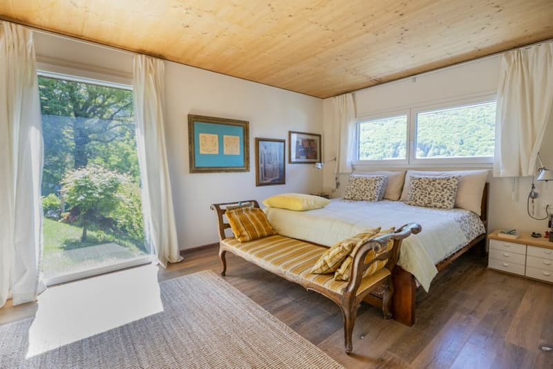 Villa de design dans le vert avec vue à couper le souffle (16)