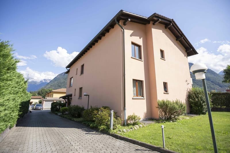 Gorduno: vendiamo bella residenza a reddito di tre grandi appartamenti (2)