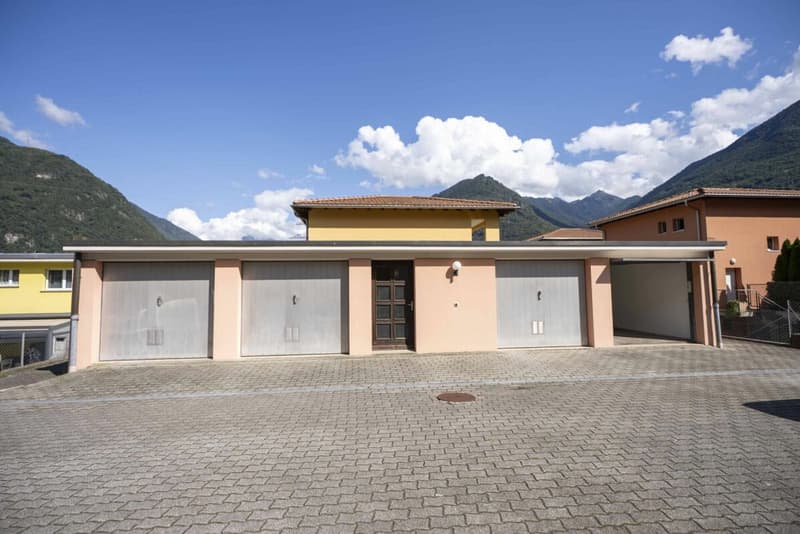 Gorduno: vendiamo bella residenza a reddito di tre grandi appartamenti (4)