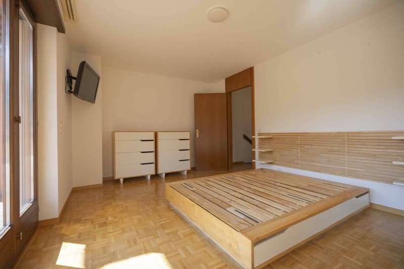 Gorduno: vendiamo bella residenza a reddito di tre grandi appartamenti (10)
