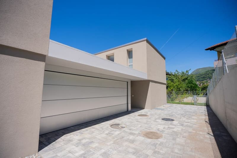 Vendiamo splendide ville design a Cadro (3)