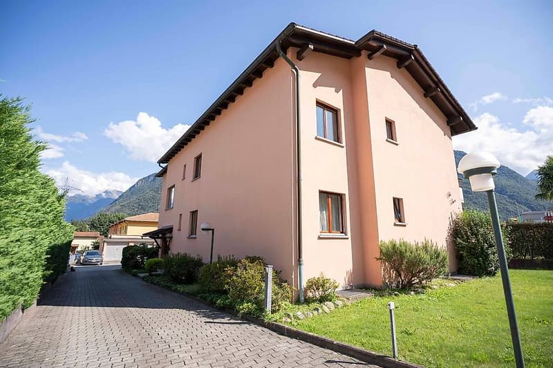 Vendiamo residenza a reddito di tre grandi appartamenti (2)