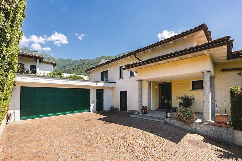 Vendiamo a Cadro un' elegante villa con piscina (2)