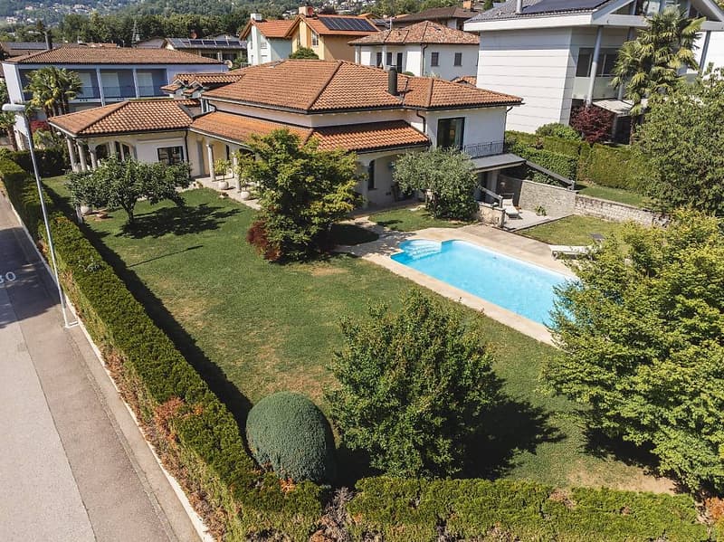 Vendiamo a Cadro un' elegante villa con piscina (1)