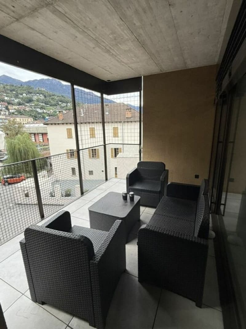 Affittiamo grande e moderno appartamento 2.5 locali in zona centrale (3)