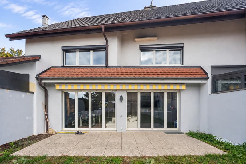 Jolie maison mitoyenne avec terrasse et jardin privatif (1)