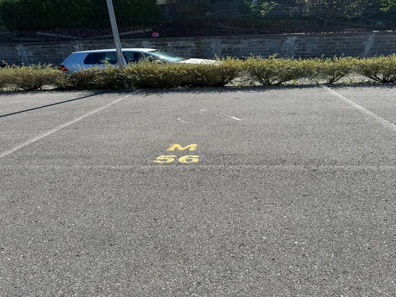 Place de parc extérieure à prix attractif (2)