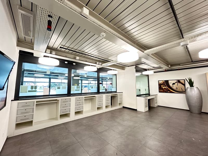 Surface de vente ou bureau de 154m2 à la Chaux-de-Fonds (2)
