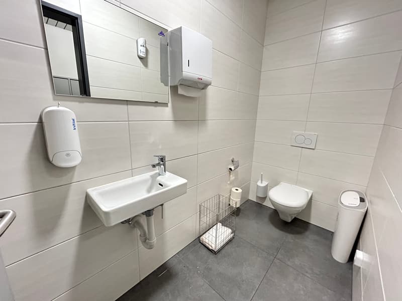 Surface de vente ou bureau de 154m2 à la Chaux-de-Fonds (12)