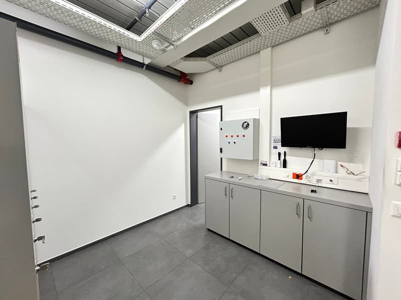 Surface de vente ou bureau de 154m2 à la Chaux-de-Fonds (9)