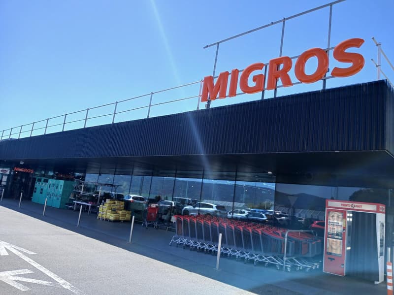 Magasin de 49m2 dans le centre commercial Migros de Cernier (3)