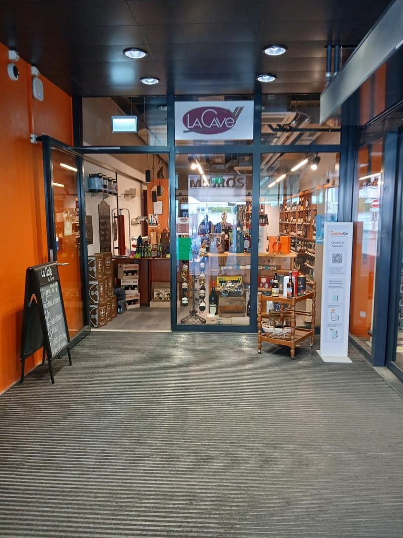 Magasin de 49m2 dans le centre commercial Migros de Cernier (2)
