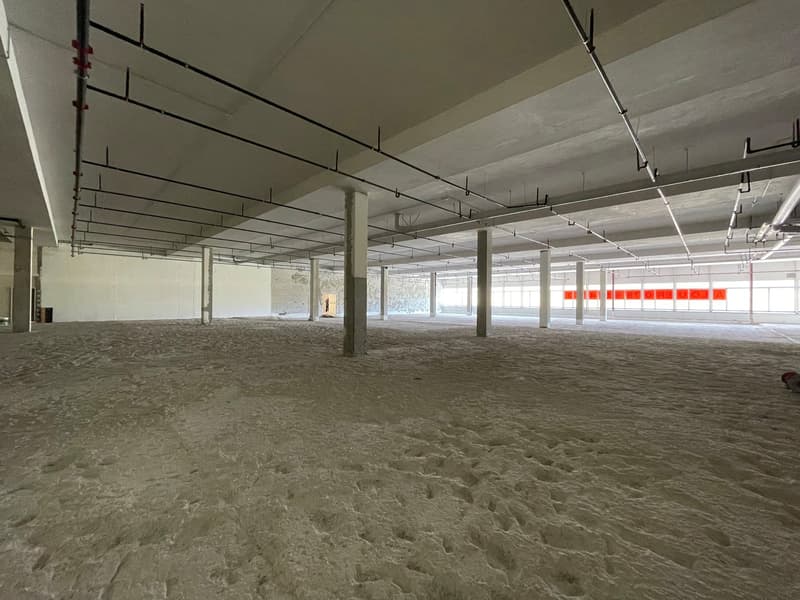Surface commerciale spacieuse de 845m² à Marin – Accessibles et bien desservis (2)