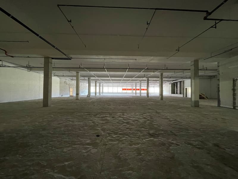 Surface commerciale spacieuse de 1'503m² à Marin – Accessibles et bien desservis (8)