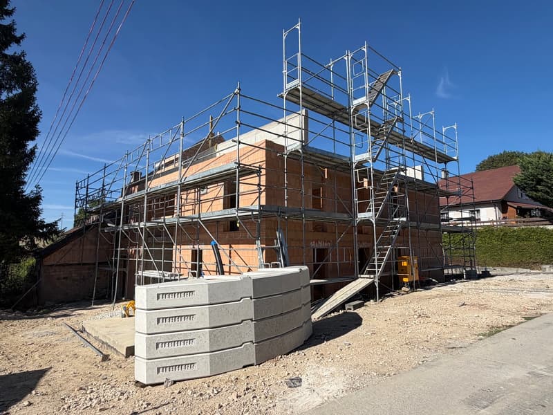 Le chantier avance ! Livraison pour le début de l'été 2027. Encore 2 disponibles. Dès CHF 795'000.-- (2)