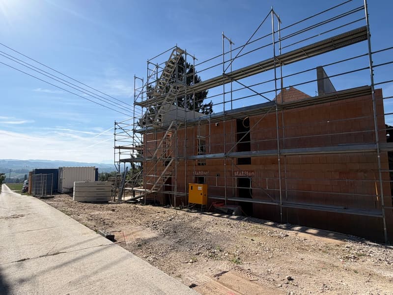 Le chantier avance ! Livraison pour le début de l'été 2027. Encore 2 disponibles. Dès CHF 795'000.-- (4)