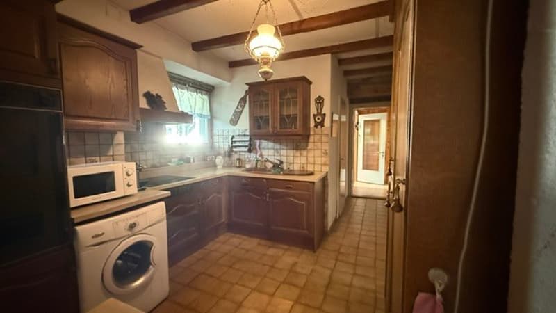 Maison 2 logements à rénover - Beau potentiel au coeur du village (9)
