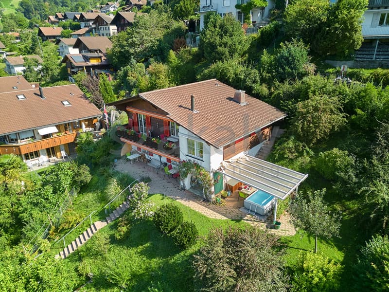 Charmantes Einfamilienhaus mit Seeblick in Hünibach (2)