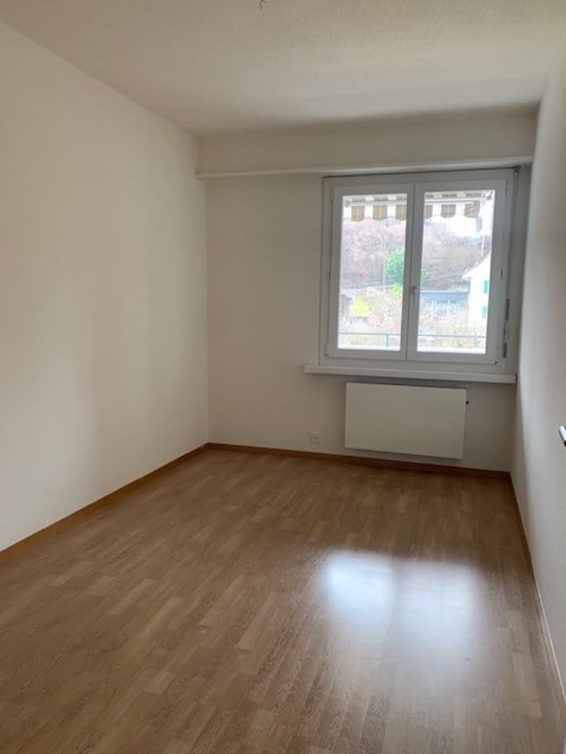 empty room, wooden floor, white walls, window, radiator
