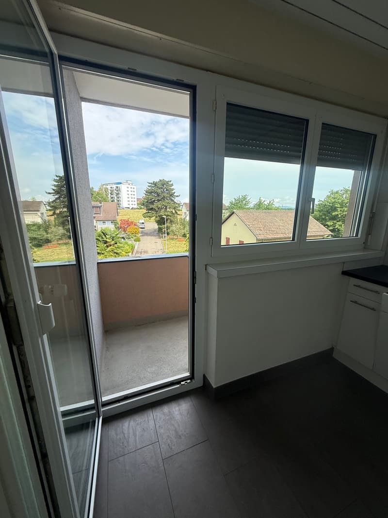 Helle 3.5-Zimmer-Wohnung mit Balkon und toller Aussicht in Rümlang (4)