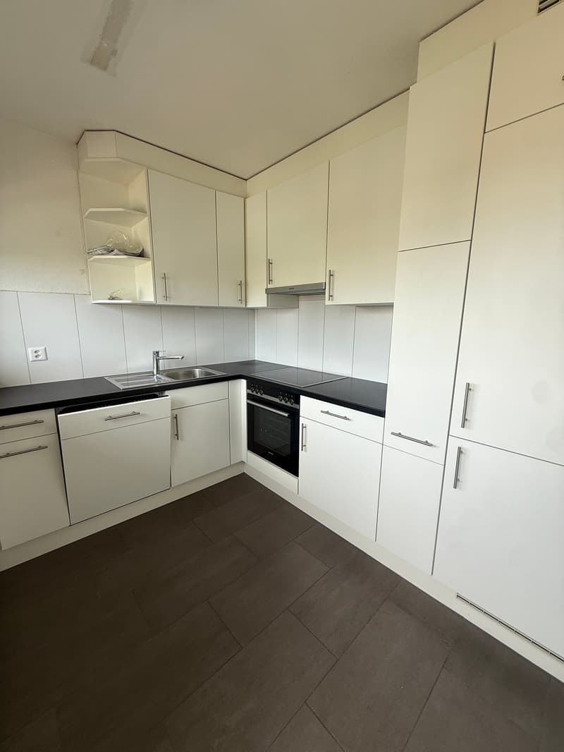 Helle 3.5-Zimmer-Wohnung mit Balkon und toller Aussicht in Rümlang (2)