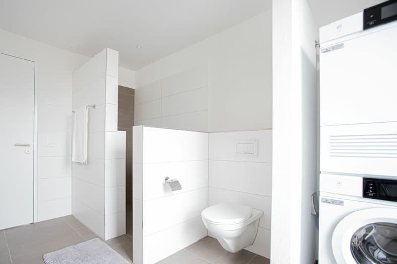 WC/Dusche mit Waschmaschine und Tumbler