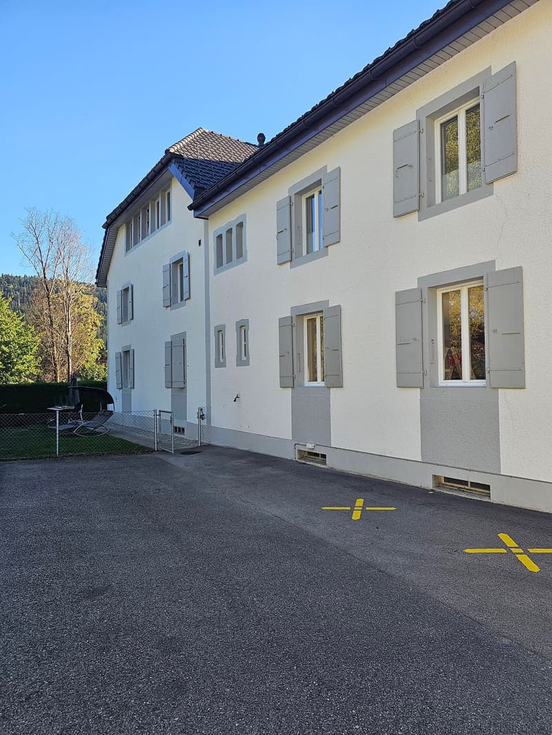 Charmant 2.5 pièces avec place de parc extérieure (1)