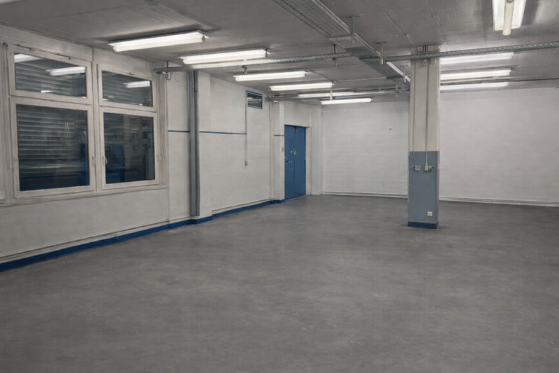 Vielseitig nutzbare Gewerbe- oder Lagerfläche - 307 m² an zentraler Lage in Dübendorf (3)