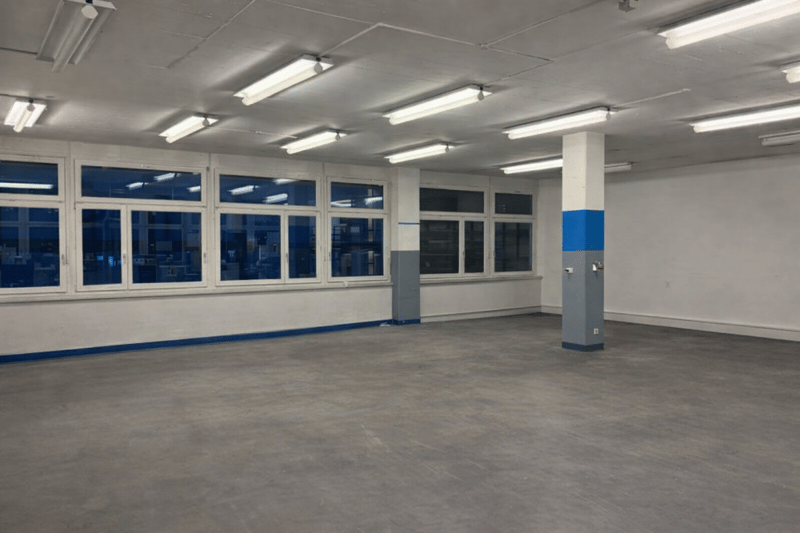 Vielseitig nutzbare Gewerbe- oder Lagerfläche - 307 m² an zentraler Lage in Dübendorf (2)