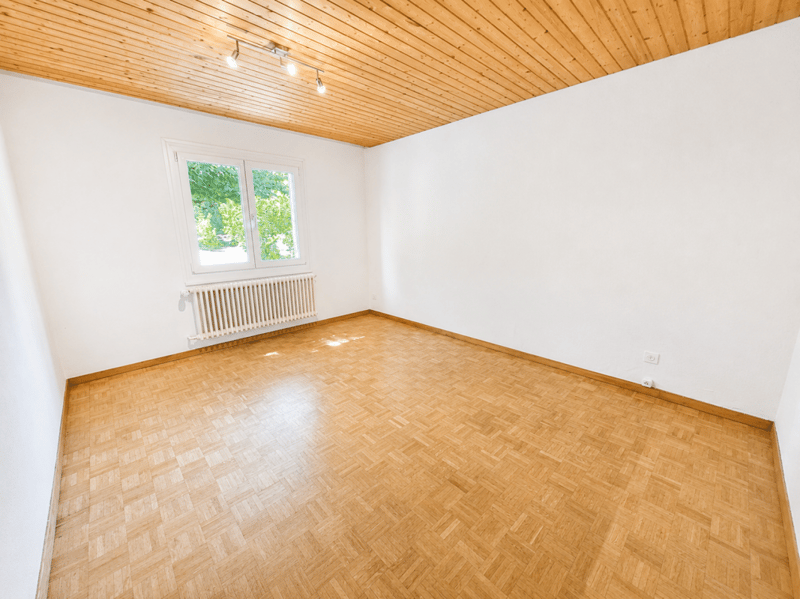 Wohnen auf einem Boden - Freistehendes 5.5-Zimmer-Einfamilienhaus an idyllisch ruhiger Lage (3)