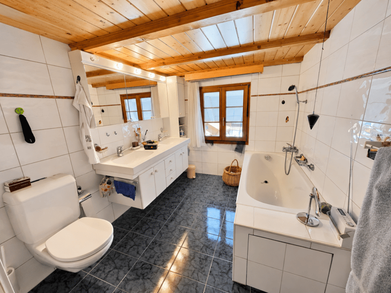 2. OG: 5.5-Zimmer-Wohnung Badezimmer