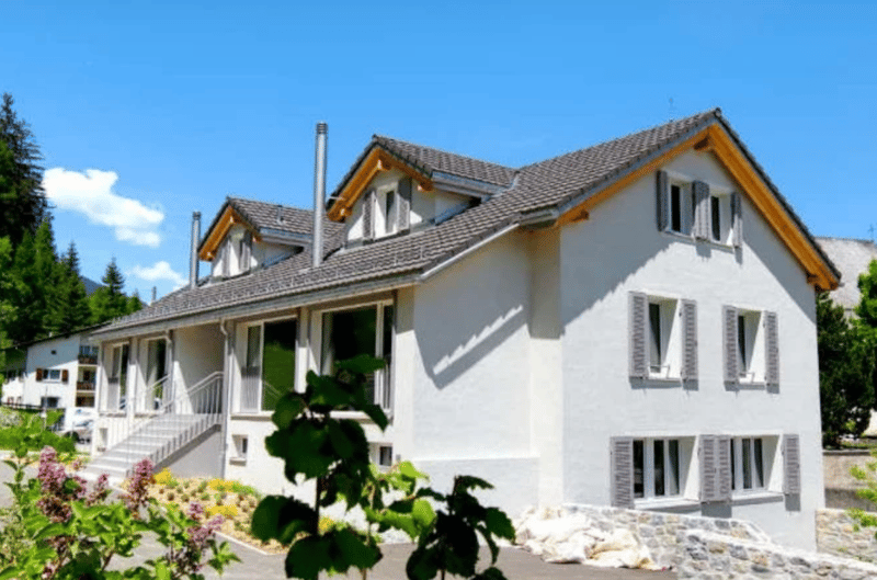 Exklusives Zweihaus-Anwesen mit vier Garagenplätzen und historischem Gewölbekeller (1)