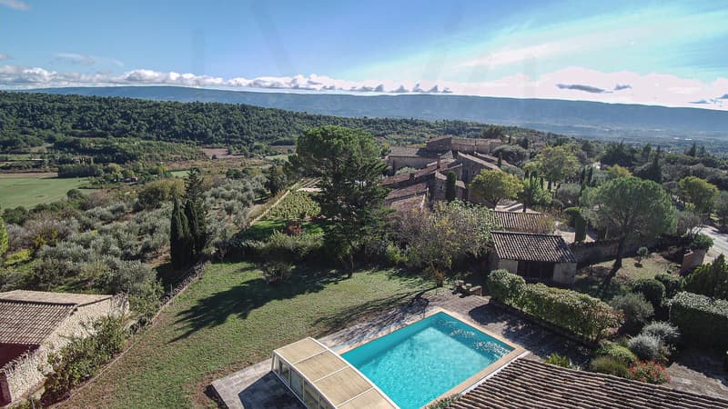 Villa d'exception à Gordes, alliant charme provençal et architecture contemporaine (12)