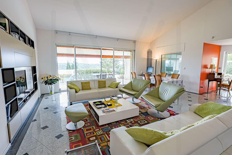 Villa d'exception à Gordes, alliant charme provençal et architecture contemporaine (7)