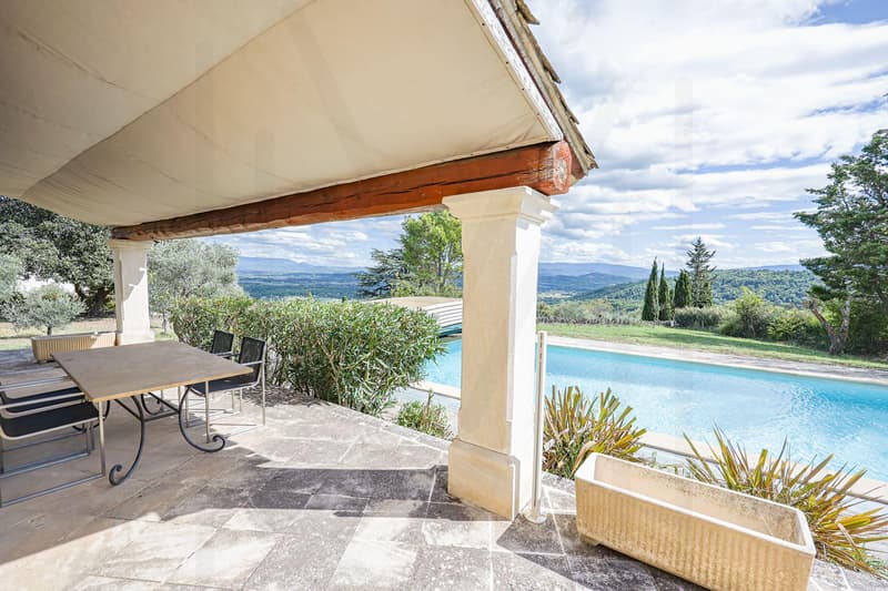 Villa d'exception à Gordes, alliant charme provençal et architecture contemporaine (5)